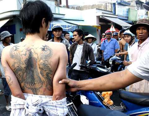 Không ít người xăm hình để hể hiện cá tính và cái tôi một cách lệch lạc và phi nghệ thuật…(Ảnh minh họa)