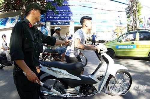 Nhiều thanh niên đầu trần, xăm trổ điều khiển xe máy bị xử phạt
