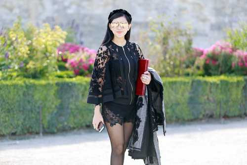 Mẹ, em chồng Hà Tăng sang Pháp xem show của Elie Saab