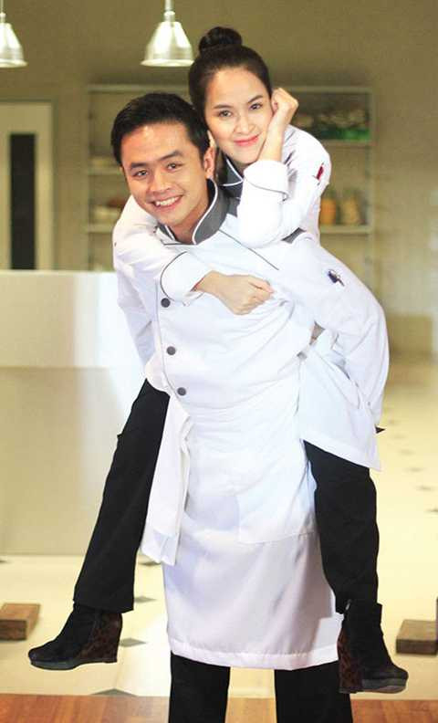 Từ khi công khai mối quan hệ với truyền thông hồi đầu 2014, Tú Vi - Văn Anh thoải mái thể hiện tình yêu dành cho nhau trên trang cá nhân. Họ cũng tranh thủ thời gian rảnh rỗi của cả hai để cùng đi dự sự kiện của showbiz. 