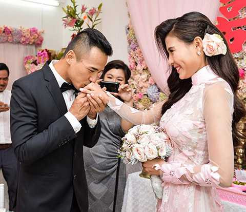 Ngày 2/10 vừa qua, khán giả cả nước đã vui mừng chúc phúc cho đôi nghệ sĩ trẻ khi họ bất ngờ tổ chức lễ đính hôn tại nhà riêng, sau hai năm yêu nhau.