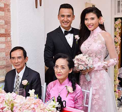 Dù chưa đám cưới nhưng hiện tại nam diễn viên đã giao toàn bộ tiền bạc cho vợ tương lai cất giữ.