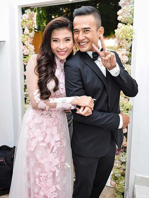 Trong khi chồng tương lai vui vẻ và thoải mái chia sẻ cảm xúc thì nữ diễn viên Thúy Diễm lại khá kín tiếng. Cô chỉ vui vẻ chụp ảnh cùng chồng và người thân mà không chia sẻ điều gì về cảm xúc của mình.