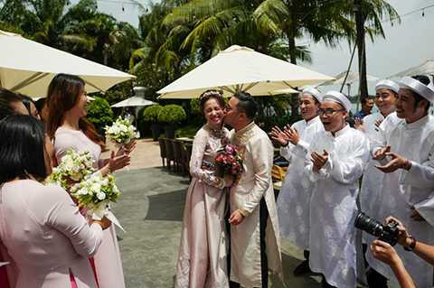 Dù đã quen nhau được hai năm nhưng mối quan hệ tình cảm giữa đạo diễn Victor Vũ và nữ diễn viên xinh đẹp Đinh Ngọc Diệp vẫn rất im ắng.