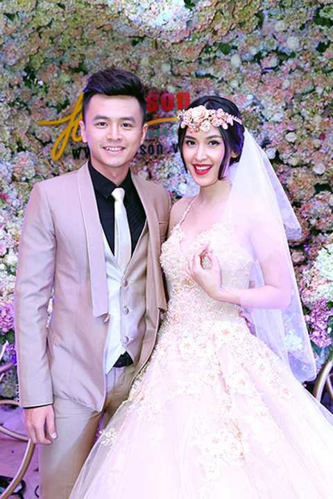 Minh chứng là vào sáng 9/7, Tú Vi và Văn Anh đã bất ngờ cập nhật mối quan hệ trên trang cá nhân là đã đính hôn. Sau khi thông tin được xác nhận là sự thật, nhiều bạn bè và người hâm mộ của cặp đôi đã vào chúc mừng cặp đôi.