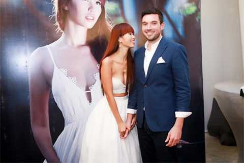 Sau những thăng trầm đã qua trong tình yêu, cuối cùng siêu mẫu Hà Anh cũng đã tìm được sự bình yên bên “bến đỗ” Olly Dowden.