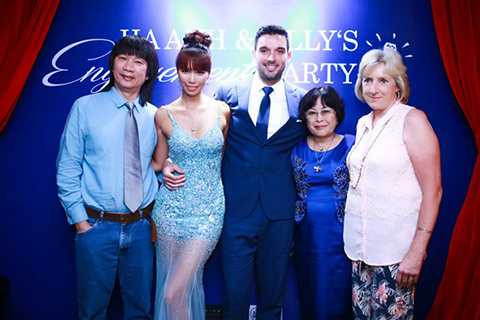 Và kết quả là ngày 10/7/2015, cặp đôi đã long trọng tổ chức buổi lễ đính hôn vô cùng hạnh phúc và ấm áp trong sự vui mừng của người thân và bạn bè hai bên.