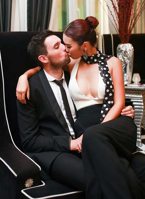 Sau khi đã chính thức đính hôn, Hà Anh và Olly càng khiến nhiều người phải ganh tị bởi sự hạnh phúc mà họ đang có.