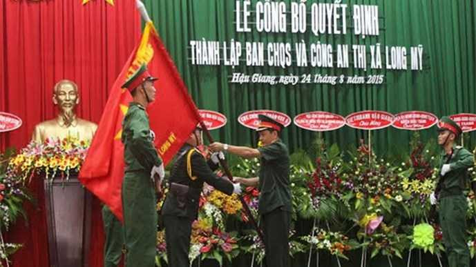 Thiếu tướng Phạm Minh Thắng (phải) trong một sự kiện