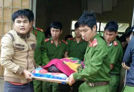 Thi thể thiếu úy Vũ Văn Nam được cơ quan chức năng bàn giao cho đình (ảnh do người dân cung cấp). Nguồn: Báo Đăk Nông