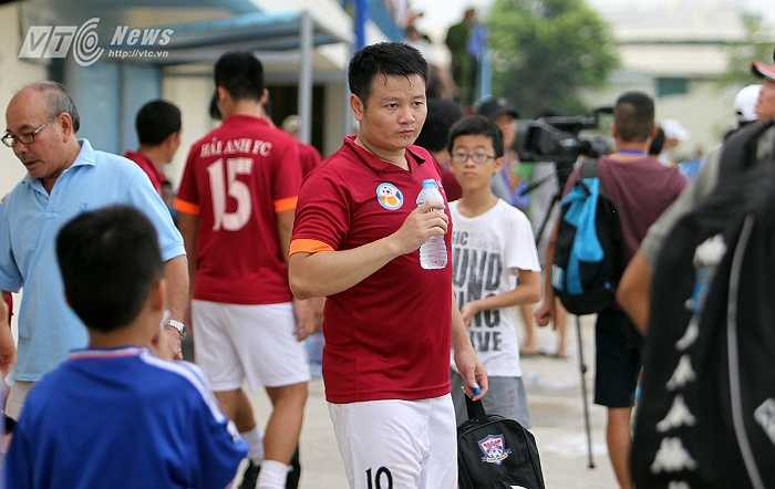 Chung cuộc FC Hải Anh của Văn Quyến giành chiến thắng 3-1. Văn Quyến sau đó ra xe về Vinh luôn!