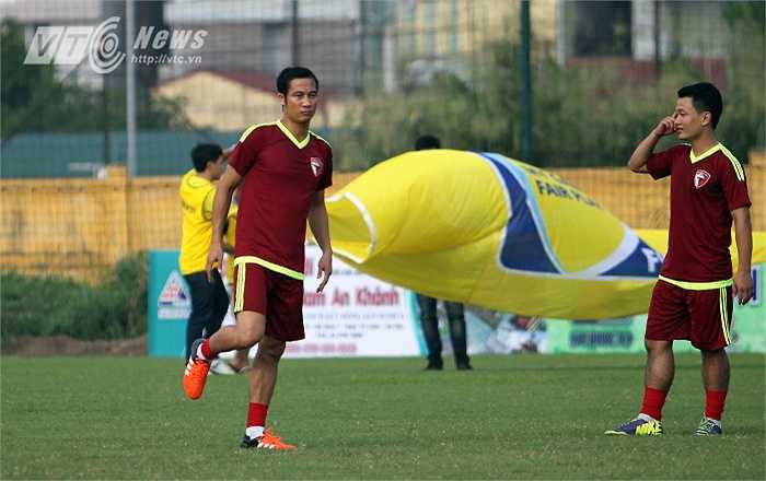Ở trận đấu sau đó, đồng đội của Văn Quyến một thời ở tuyển Quốc gia lẫn SLNA là Quốc Vượng cũng xuất hiện để thi đấu cho FC Phương Anh. (Hà Thành)