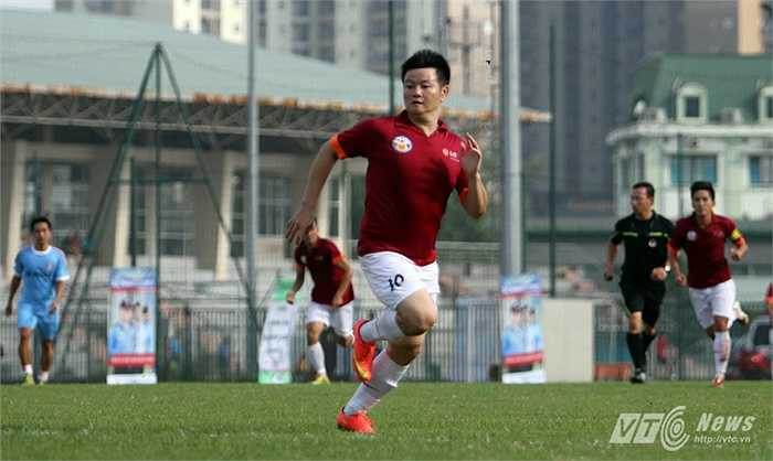 Anh ra sân từ đầu với cái bụng bia quen thuộc.