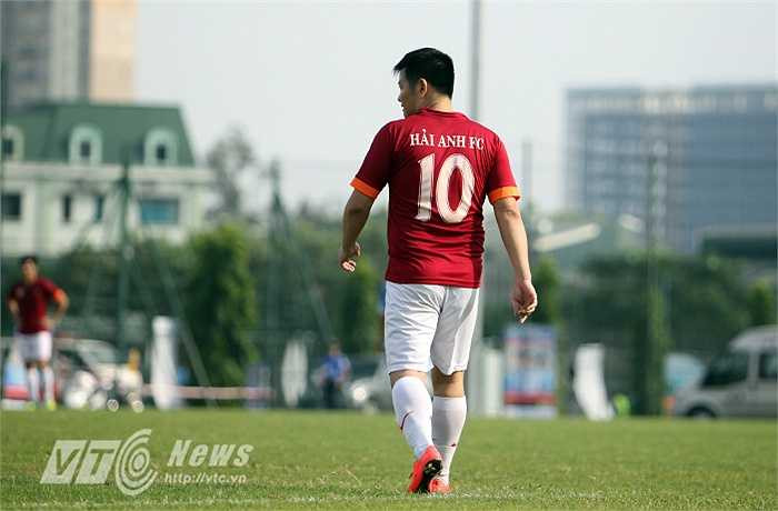 Sang hiệp 2, Văn Quyến vẫn tiếp tục được tin dùng dù người ta chỉ thấy anh đi bộ chờ bóng.