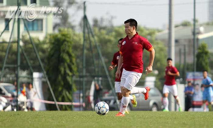 Phải đến khi FC Hải Anh để cho FC Mylan có bàn thắng rút ngắn tỷ số xuống còn 1-2, lãnh đội mới quyết định rút Văn Quyến ra.