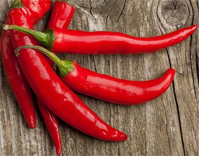 Quả ớt: có chứa một chất hóa học gọi là capsaicin mà làm trung hòa các chất gây ung thư nhất định và cũng giúp ngăn ngừa bệnh ung thư như ung thư dạ dày. Đây là một trong những loại thực phẩm tốt nhất để chống lại ung thư.
