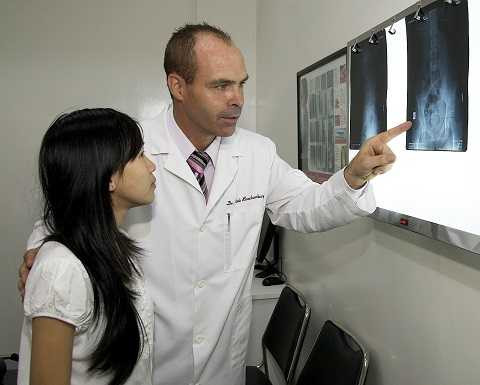 Bác sỹ Wade tư vấn cho bệnh nhân về bệnh thần kinh cột sống.