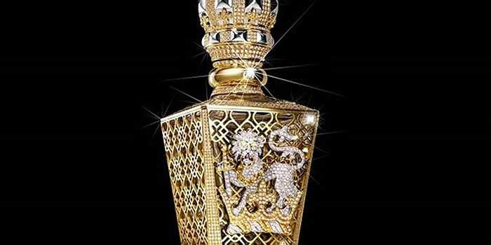 Chiếc hộp của chai nước hoa đắt nhất thế giới được trang trí theo phong cách hoàng gia Anh với biểu tượng sư tử (nạm 75 viên kim cương trắng) kèm theo 2 viên kim cương vàng tương trưng cho 2 mắt và viên kim cương hồng quý là lưỡi sư tử nằm trên chiếc vương miện hoàng gia. 