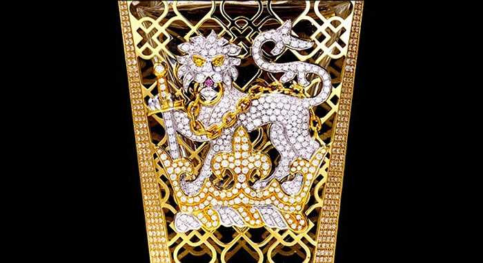 Bên ngoài là lớp lưới hộp hoàn toàn bằng vàng 24 karat và nạm hơn 2.000 viên kim cương trắng.
