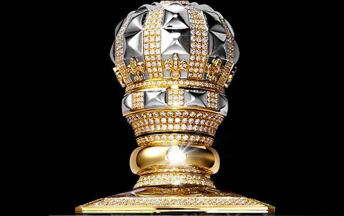 Phía trên, đỉnh vàng có thiết kế như vương miện của nữ hoàng Victoria năm 1872. Nhà Clive Christian cũng là nơi duy nhất được phép sử dụng hình ảnh vương miện của nữ hoàng Victoria.