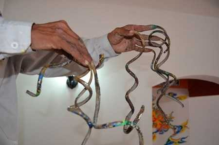 Ông Huyền đã nuôi bộ móng tay này được 35 năm