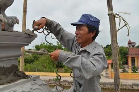 Ngoài công việc tô vẽ, ông Huyền còn đảm nhận công việc của một thợ xây