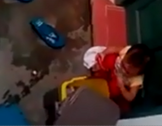 Trẻ nhặt rác ăn tại trường mầm non Xuân Mai