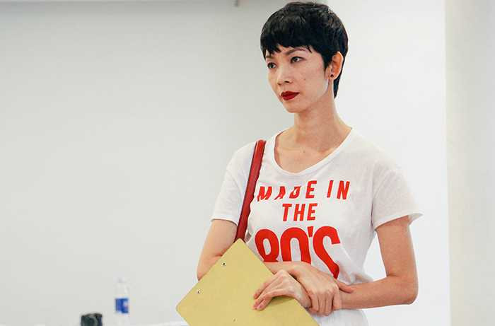 Xuân Lan trong trang phục áo phông giản dị, chú tâm với vai trò giám khảo tuyển chọn