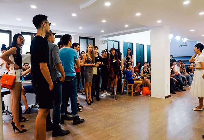 Cô cũng nhiệt tình hướng dẫn các thí sinh cách biểu diễn trong show thời trang tóc đặc biệt này