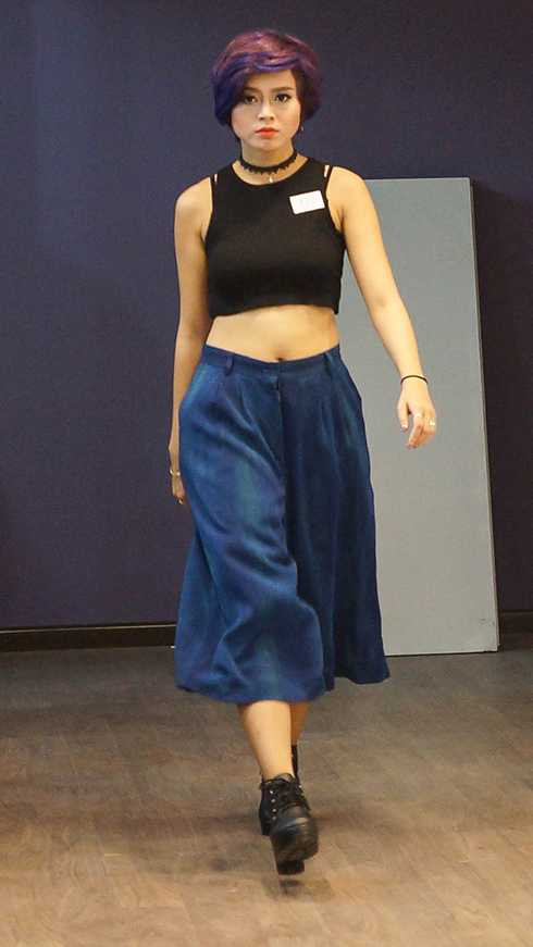 Cô gái Giáng My cá tính với mái tóc tím xanh nổi bật.