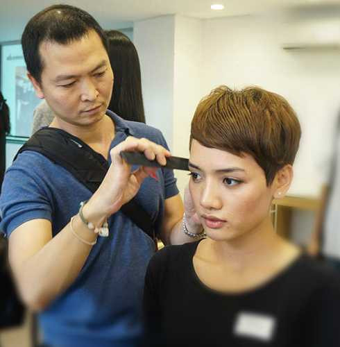 Tham dự buổi tuyển trọn, các người mẫu còn được nhà tạo mẫu Hoàng Minh Tâm cùng các chuyên gia của Học viện tóc Anh Quốc Allilon kiểm tra và tư vấn chăm sóc, tạo kiểu tóc đề phù hợp với khuôn mặt và phong cách của riêng mình.