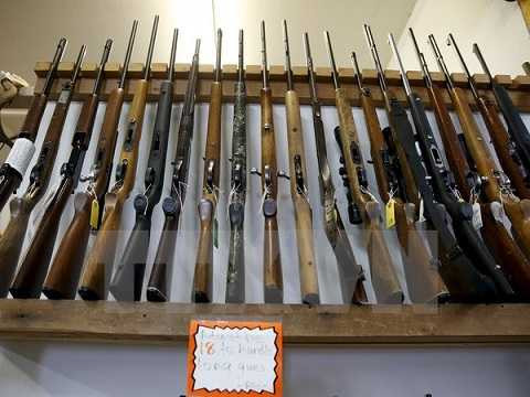 Súng được bày bán tại một cửa hàng ở Roseburg, Oregon ngày 3/10