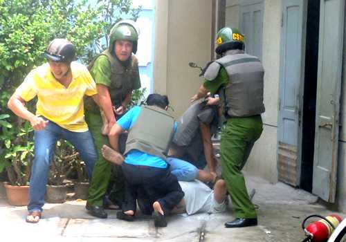 Công an khống chế người đàn ông. Ảnh: Xuân Thắng