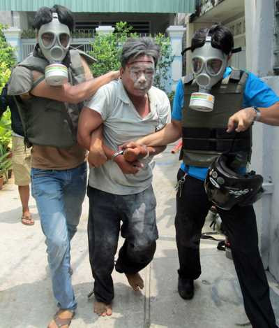 Người đàn ông cố thủ được cảnh sát dẫn ra ngoà. Ảnh: Xuân Thắng