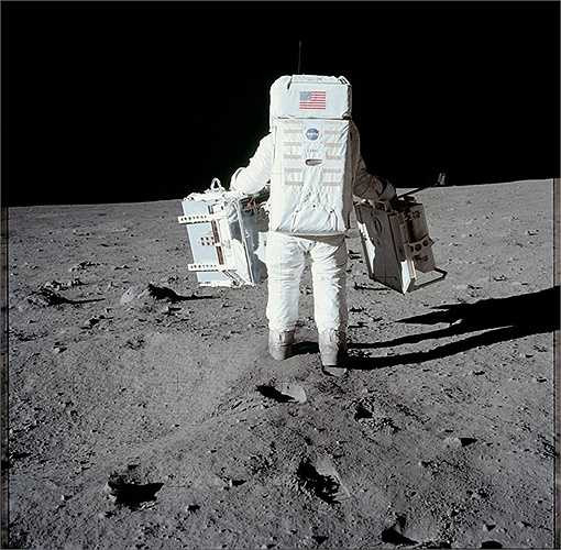 Apollo 16 là tàu thám hiểm đầu tiên hạ cánh xuống cao nguyên trên Mặt Trăng. Đoàn thám hiểm gồm John Young và Charles Duke đã có 71 giờ khám phá trên bề mặt Mặt Trăng. (Nguồn: Sputniknews) 