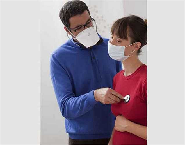 Ung thư tuyến giáp: Bạn có thể sốc khi biết mình bị ung thư. Nhưng nghiên cứu cho thấy tỷ lệ sống sót của bệnh ung thư tuyến giáp là gần 98% khi so sánh với bất kỳ loại ung thư khác. Vì vậy, điều này đến như là một cứu trợ mà nó có thể được điều trị. 