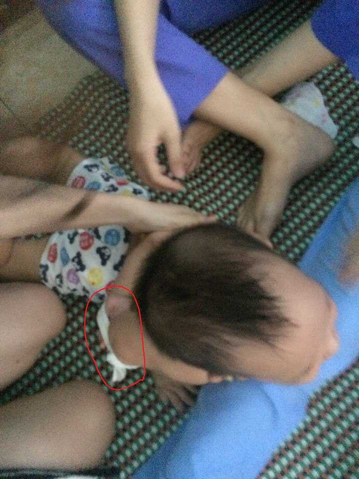 Bé mầm non 15 tháng tuổi bị 3 cô giáo mầm non trói chân tay, nhét giẻ vào mồm