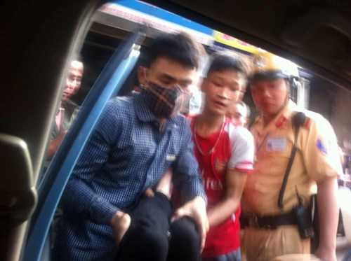 Đưa nạn nhân vụ tai nạn đi cấp cứu. (Ảnh: Fb)