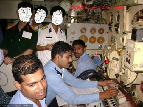 Bức ảnh được trang mạng Trung Quốc cho là các sĩ quan hải quân Việt Nam đang tập huấn tại một căn cứ tàu ngầm của hải quân Ấn Độ