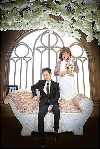 Ca sĩ Vũ Duy Khánh và DJ Tiên Moon quen nhau trong một lần đi ăn cùng danh hài Trường Giang. Nếu như lúc đầu, hai người chỉ coi nhau là những người anh em bình thường, thậm chí còn nhận kết nghĩa anh em thì chỉ vài tháng sau, tình anh em ấy bỗng nảy nở và trở thành tình yêu đôi lứa.