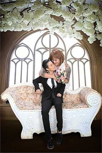 Không giống như khi đến với những người con gái khác, Vũ Duy Khánh thường chọn cách giấu kín vì không tin tưởng vào phụ nữ, cho rằng tình yêu của mình sẽ chẳng bền lâu, sớm nở chóng tàn.