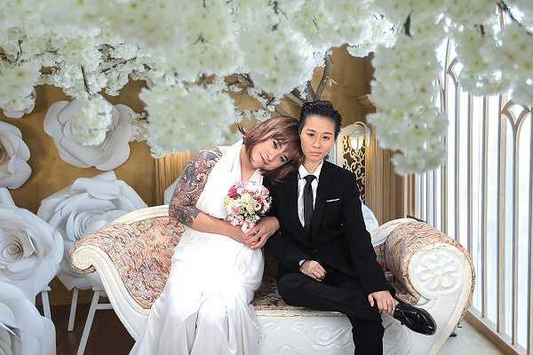 Mới đây, Vũ Duy Khánh và Tiên Moon cũng công khai chia sẻ chuyện cô nàng đang mang bầu cũng như chuyện kết hôn của hai người trên trang cá nhân cùng những đoạn note dành cho nhau khá thú vị như việc Tiên Moon mô tả về ông bố nghèo nhất showbiz của con mình hay Vũ Duy Khánh và 9 cảm xúc từ khi vợ mang bầu đã nhận được những sự quan tâm, chia sẻ của cư dân mạng.