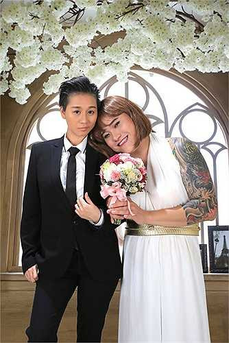 Trước khi đám cưới diễn ra, một số bức hình hậu trường chụp ảnh cưới khá hài hước cũng được chàng 'hoàng tử nhạc buồn' chia sẻ. Trong ảnh, Vũ Duy Khánh và Tiên Moon bất ngờ hoán đổi giới tính cho nhau khi Vũ Duy Khánh làm cô dâu còn Tiên Moon làm chú rể. 