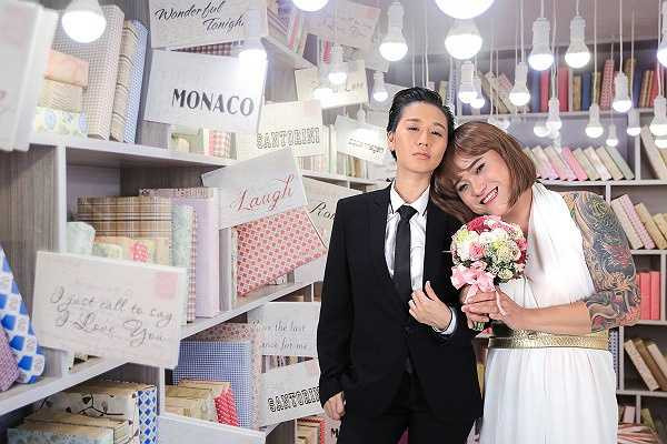 Chia sẻ về ý tưởng độc đáo này, Vũ Duy Khánh nói rằng: 'Vì ngoại hình Tiên Moon man quá, tóc thì cắt slicked back vô cùng cá tính nên khi Tiên diện váy cưới vào và để nguyên quả đầu đó trông chẳng khác gì một thằng đàn ông đang mặc váy cả, nhìn buồn cười lắm'