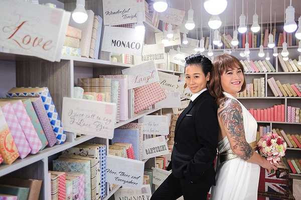 'Khánh bảo khéo em làm chú rể hợp hơn đấy, xong Tiên bảo ok vậy em mặc vest, anh bận đầm đi thế là từ câu nói vui ấy của Tiên, Khánh nảy ra ý tưởng chụp những hình ảnh này luôn. Hi vọng mọi người không ghen tỵ vì độ xinh gái quá mức của mình cũng như sự đẹp trai của vợ (Cười).'