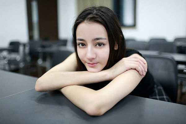 Địch Lệ Nhiệt Ba là cái tên đang gây sốt cộng đồng mạng Trung Quốc thời gian qua với video 'diễn nhép' Kẻ hai mặt.