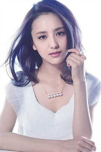 Mỹ nhân 8X Đồng Lệ Á là người dân tộc thiểu số Xi-bô ở Tân Cương.