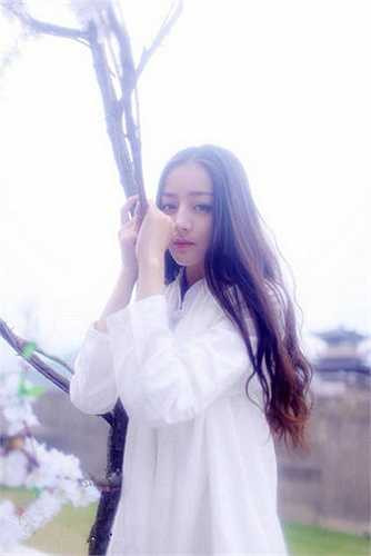 Địch Lệ Nhiệt Ba sở hữu vẻ đẹp trong sáng, thuần khiết tựa nữ thần.