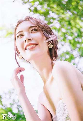 Mễ Nhiệt A Y Mạch Mạch Đề được mệnh danh là 'nữ thần vạn người mê' của trường Đại học Truyền thông Tân Cương.