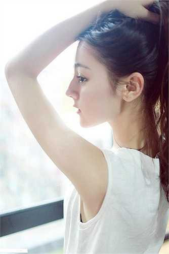 Cô được đánh giá là một diễn viên trẻ tiềm năng của nền điện ảnh Hoa ngữ.